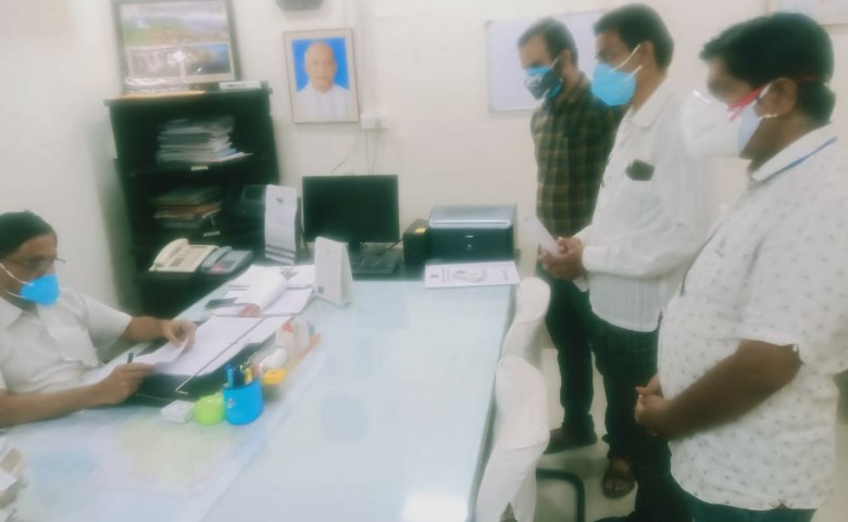 संयुक्त कर्मचारी महासंघ एकीकृत ने मृतक कर्मचारी के परिजनों को आर्थिक सहायता देने की उठाई मांग, सौंपा ज्ञापन