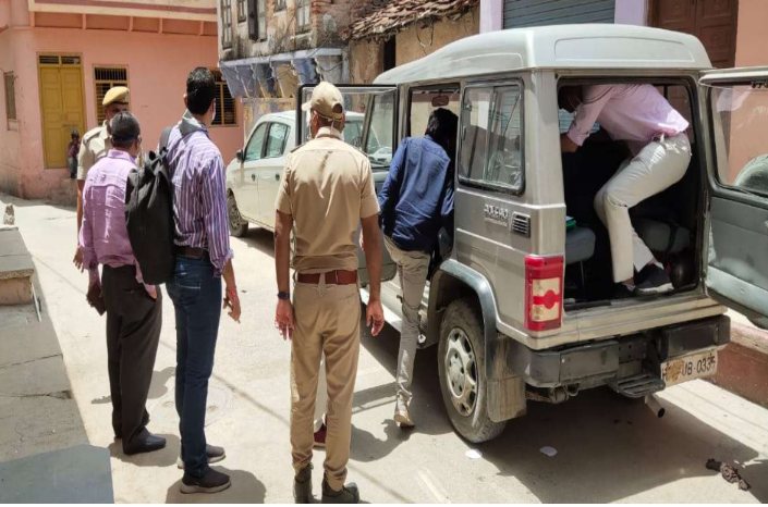 नगरपालिका चेयरमैन का साला 2 लाख रुपए रिश्वत लेते गिरफ्तार, चेयरमैन फरार,