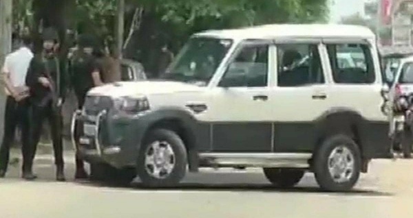 लखनऊ : अलकायदा के दो संदिग्ध आतंकी गिरफ्तार, प्रेशर कुकर बम और हथियार बरामद