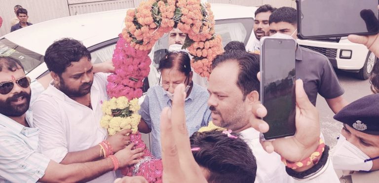 कांग्रेस कार्यकर्ताओं ने 51 किलो का हार पहनाकर धारीवाल का किया अभिनंदन