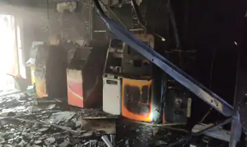 बैंक के एटीएम हॉल में आग लगी, 6 मशीनें हुई खराब, लाखों रुपए जलने से बचे