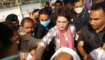 आगरा में सफाईकर्मी की मौत के बाद सियासी बवाल, परिजनों से मिलने जा रहीं प्रियंका गांधी वाड्रा को पुलिस ने हिरासत में लिया