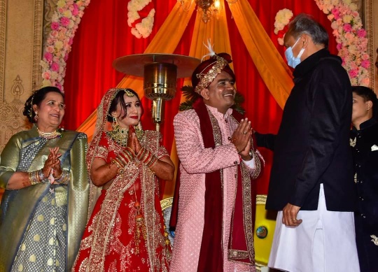बाड़मेर निवासी पत्रकार रहमुल्लाह खान के निकाह में मुख्यमंत्री अशोक गहलोत सहित कई मंत्रियों ने की शिरकत