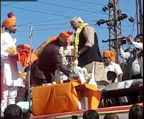 गहलोत के मंत्री महेन्द्रजीत सिंह मालवीया ने छुए केन्द्रीय मंत्री गजेन्द्र सिंह शेखावत के पैर, 61 साल के मालवीया से शेखावत हैं 7 साल छोटे