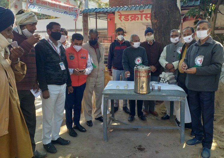 ढाई हजार से अधिक लोगों को पिलाया आयुर्वेदिक काढ़ा