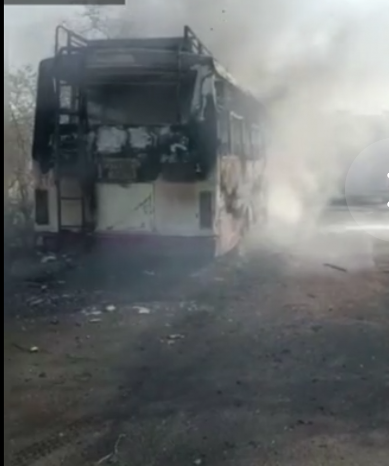 हिस्ट्रीशीटर देवा गुर्जर की हत्या के बाद समर्थकों का बवाल, रोडवेज की बस जलाई, सवारियों व स्टाफ से भी मारपीट, मोर्चरी में रात भर डटी रही भीड़