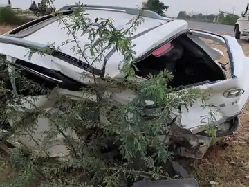 बोलेरो ने कार को मारी जोरदार टक्कर, 4 भाइयों व 1 भानजे की मौत, 8 दिन पहले हुई थी एक भाई की शादी
