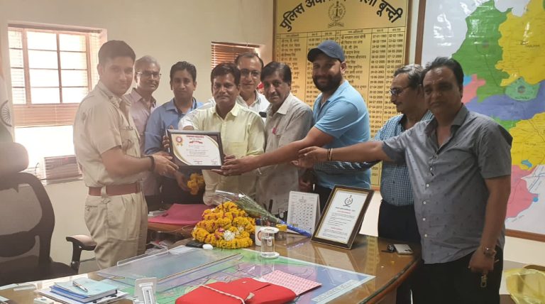 प्रमुख अवसरों पर शांति रही, हत्याकांड का किया खुलासा, व्यापार महासंघ बूंदी ने एसपी का किया सम्मान