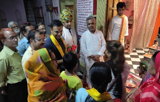 हिंडोला पंचमी समारोह में जिला कलक्टर गोस्वामी ने सपरिवार किया पूजन, श्रद्धालुओं ने लगाए जयकारे