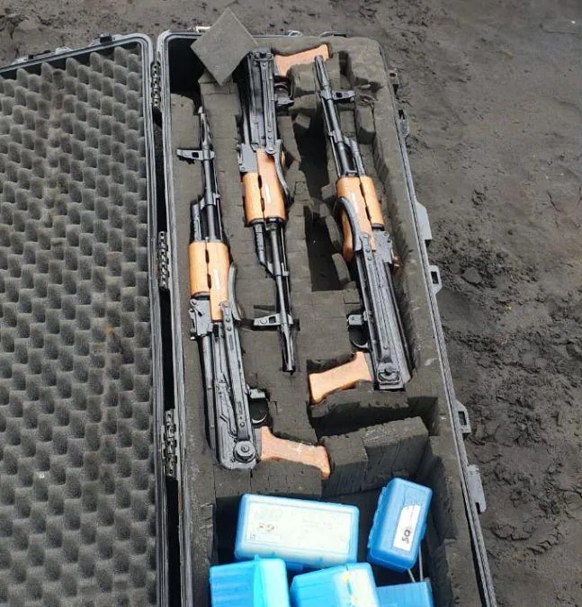 महाराष्ट्र के रायगढ़ में संदिग्ध नाव मिली,  3 AK 47 सहित कई हथियार व विस्फोटक बरामद,  26/11 जैसे हमले की साजिश का अंदेशा