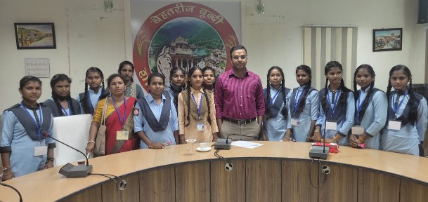 कॉफी विद कलक्टर’ में जनजाति छात्रावास की बालिकाओं से मिले जिला कलक्टर, बालिकाओं की हौंसला अफजाई के साथ ही किया कॅरियर मार्गदर्शन