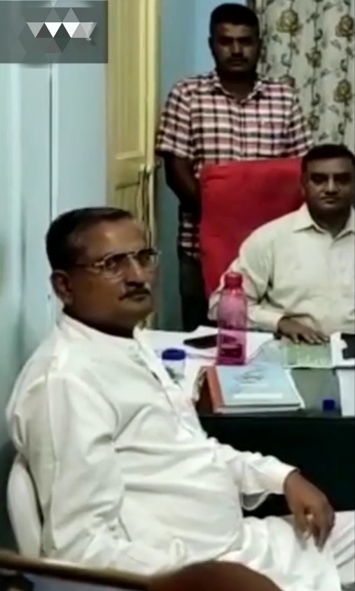 रिटायरमेंट से 5 दिन पहले जिला शिक्षा अधिकारी ट्रेप:50 हजार रुपए रिश्वत लेते गिरफ्तार, 15 अगस्त को हुआ था सम्मानित, दो दलाल भी धरे गए