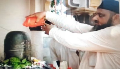 देवबंद: राष्ट्रीय मुस्लिम मंच के जिला संयोजक मुशर्रफ अली ने शिवलिंग पर किया जलाभिषेक, बोले- भगवान भोलेनाथ में मेरी आस्था