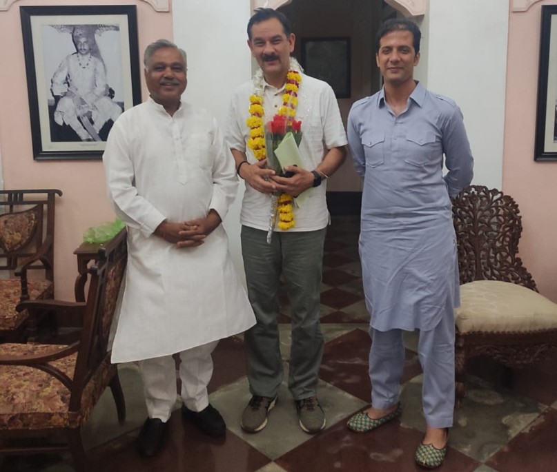 बूंदी विकास समिति के सदस्य पुरुषोत्तम पारीक ने पूर्व केन्द्रीय मंत्री को बूंदी के विकास में सहयोग देने के लिए मांग पत्र सौंपा