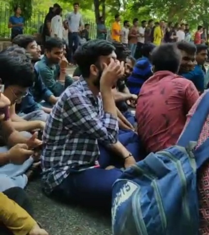 राजस्थान टेक्निकल यूनिवर्सिटी, कोटा की परीक्षाएं नवम्बर माह में, धरना देकर स्टूडेंट्स ने जताया आक्रोश, कहा-विश्वविद्यालय प्रशासन को हमारे भविष्य की चिंता नहीं