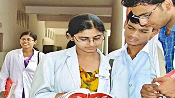 देश में पहली बार अब हिंदी में भी होगी एमबीबीएस की पढ़ाई