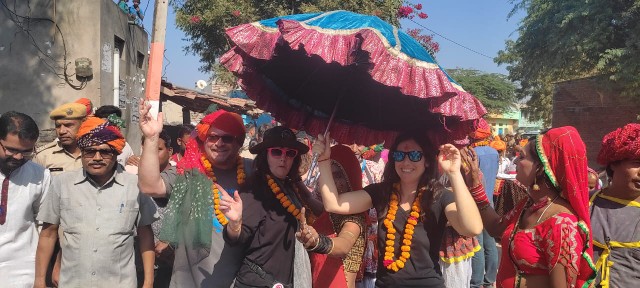 बूंदी उत्सव 2022: विलेज सफारी के तहत ठीकरदा पहुंचे विदेशी पर्यटक, ग्रामीण संस्कृति, वेशभूषा व कला से हुए अभिभूत