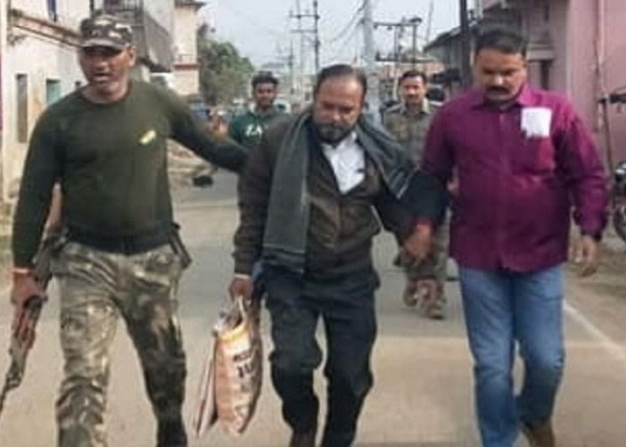 लानत है…. स्कूल हेडमास्टर शफक इकबाल ने तिरंगे को फाड़कर कुर्सी-टेबल और ब्लेक बोर्ड किए साफ, गिरफ्तार