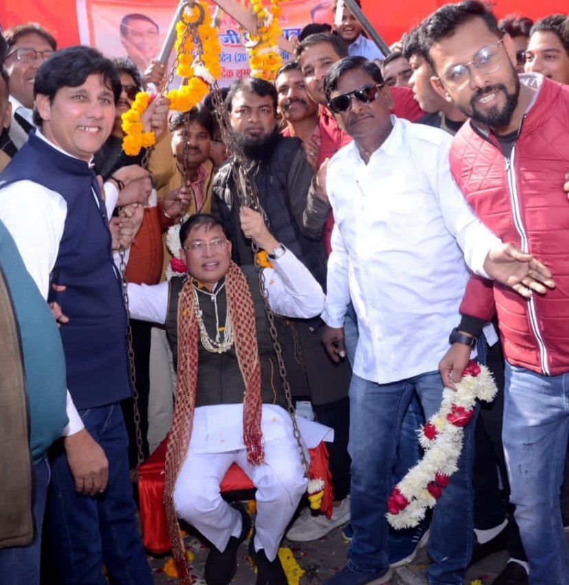 कांग्रेस नेता अमित धारीवाल को जन्मदिन पर ड्राई फ्रूट से तोला, शुभकामनाएं देने के साथ जयकारे भी लगे