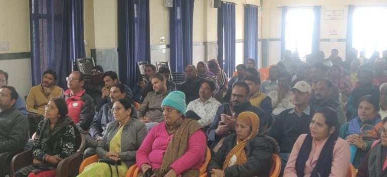 महासंघ एकीकृत की बैठक में संविदाकर्मियों ने किया हंगामा