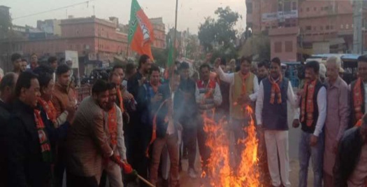 जयपुर में बीजेपी अल्पसंख्यक मोर्चा ने किया विरोध प्रदर्शन, कांग्रेस विधायकों का पुतला फूंक जताया आक्रोश