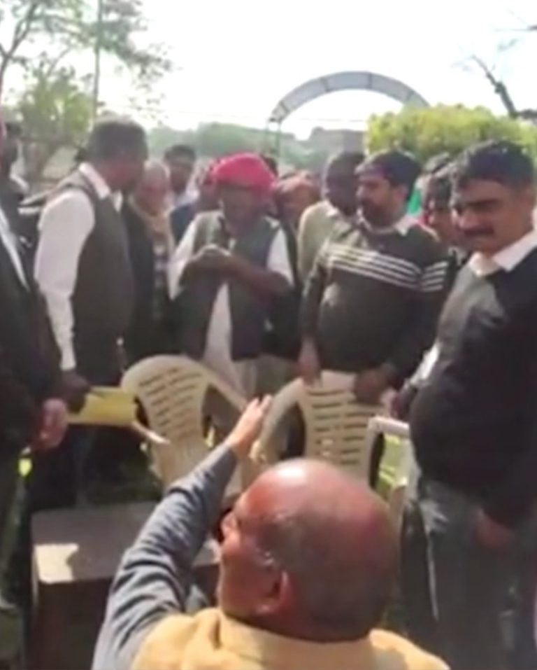धोखाधड़ी की शिकायत करने पहुंचे ग्रामीण को एसडीएम ने धमकाया, की अभद्रता