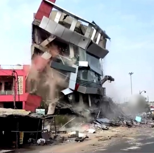 ढहाई जा चुकी कोचिंग इंस्टीट्यूट की बिल्डिंग के पास वाली 5 मंजिला बिल्डिंग भी धराशाई