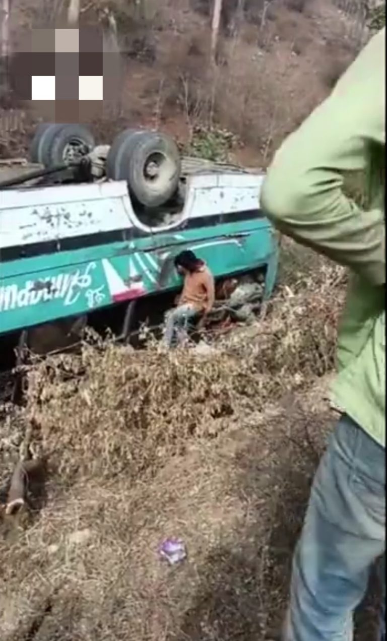 यात्रियों से भरी बस 20 फीट  गहरी खाई में गिरी, तीन बार पलटी खाई, अंदर ही फंसे रह गए लोग
