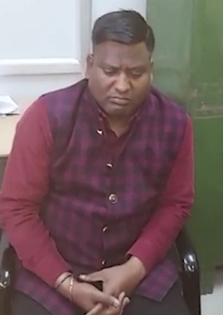 मां अपनी पेंशन के लिए चक्कर काटते हुए मर गई, अब बेटे को भी कर्मचारी ऐसे ही परेशान कर रहा था, 25 हजार रुपए रिश्वत लेते हो गया ट्रेप