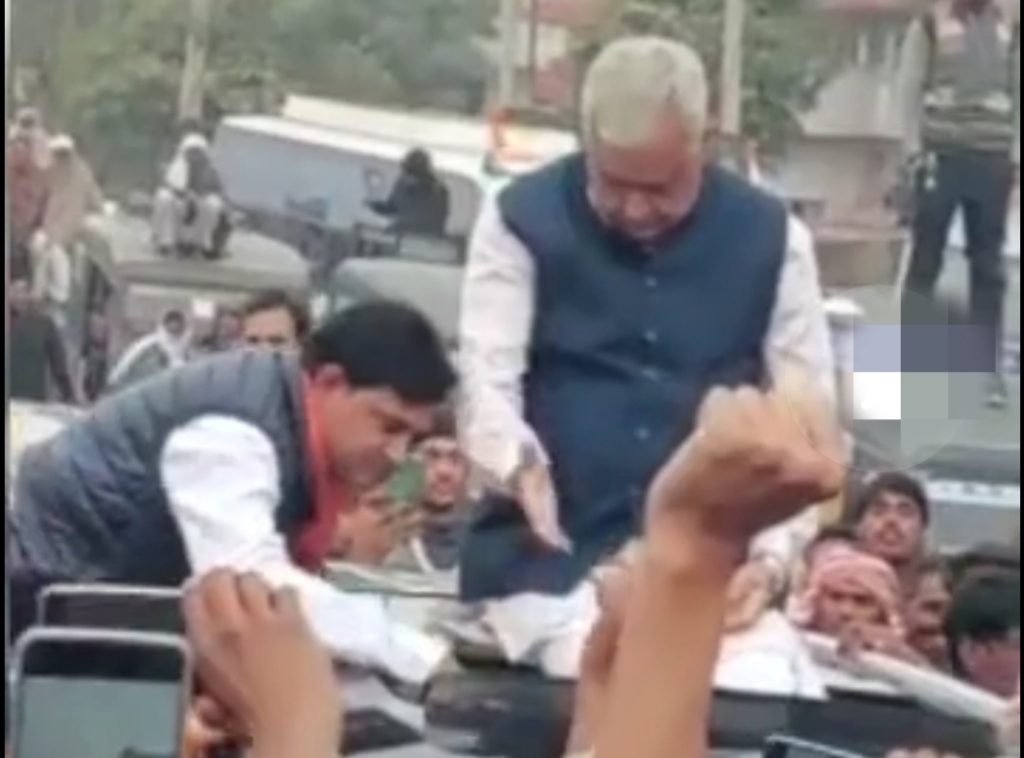 समर्थकों के साथ जयपुर पहुंचे सांसद किरोड़ी लाल मीणा का काफिला पुलिस ने रोका, जयपुर-आगरा हाईवे पर ही धरने पर बैठे