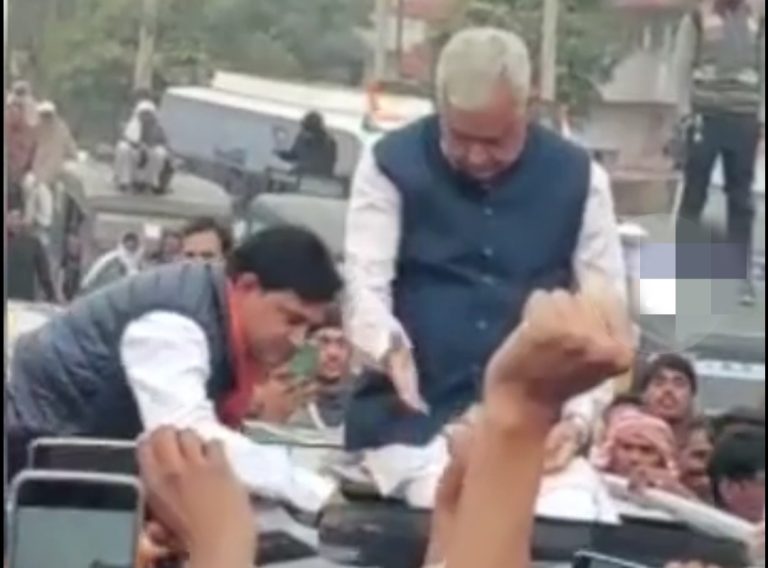 समर्थकों के साथ जयपुर पहुंचे सांसद किरोड़ी लाल मीणा का काफिला पुलिस ने रोका, जयपुर-आगरा हाईवे पर ही धरने पर बैठे