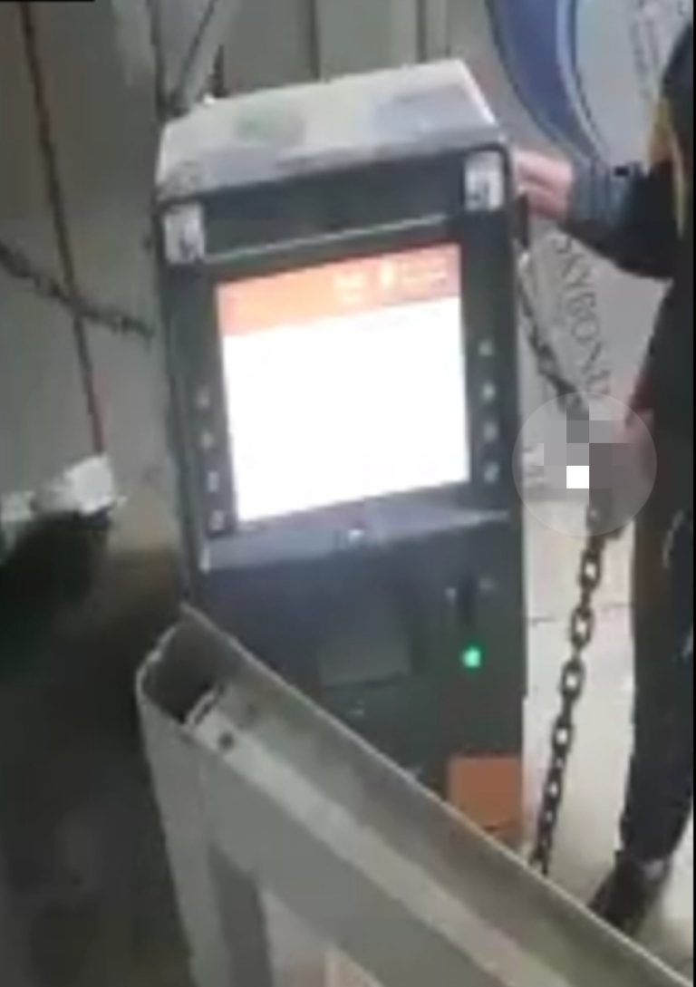 गाड़ी के जरिए लोहे की चैन से खींच एटीएम उखाड़ ले गए बदमाश, सीसीटीवी में कैद हुई वारदात