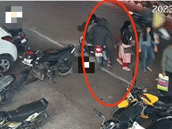 बीच बाजार रेलवे अधिकारी की पत्नी का पर्स बदमाशों ने खींचा, सड़क पर गिरीं, दांत टूटा