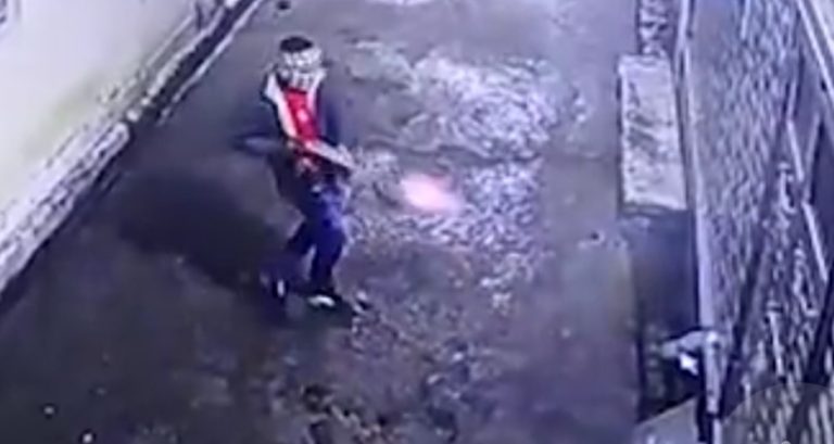 टीचर के घर पर ताबड़तोड़ फायरिंग, परिवार डर के कारण घर में कैद, बेटी ने दरवाजा बंद कर बचाई जान