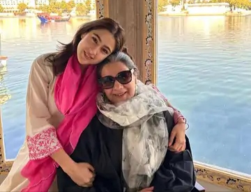 सारा अली खान मां अमृता का बर्थडे सेलिब्रेट करने पहुंचीं उदयपुर, कार्तिक आर्यन भी यहीं