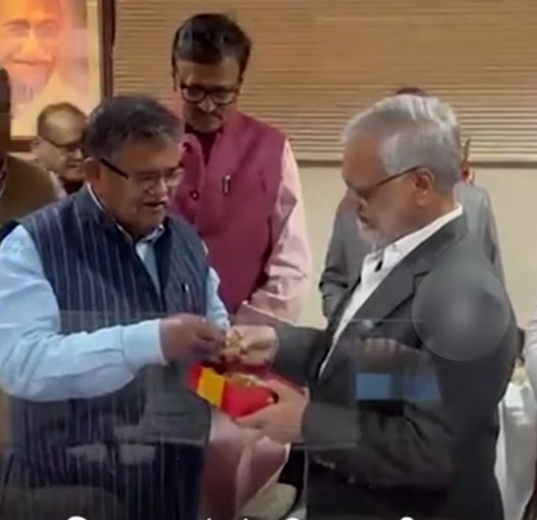 रघु शर्मा ने राजेन्द्र राठौड़ पर ली चुटकी, अध्यक्ष जोशी और कटारिया में चुहलबाजी के बीच सम्मान प्रदर्शन