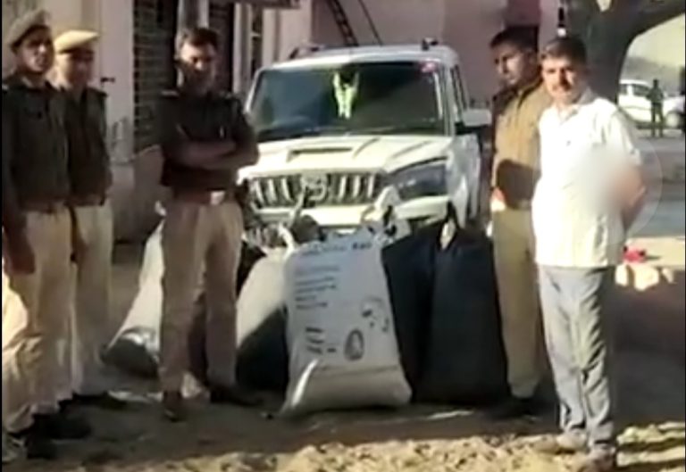 तस्करों ने पुलिस पर की फायरिंग, 2 जगह तोड़ी नाकाबंदी, टायर फटने के बाद भी दौड़ाते रहे गाड़ी