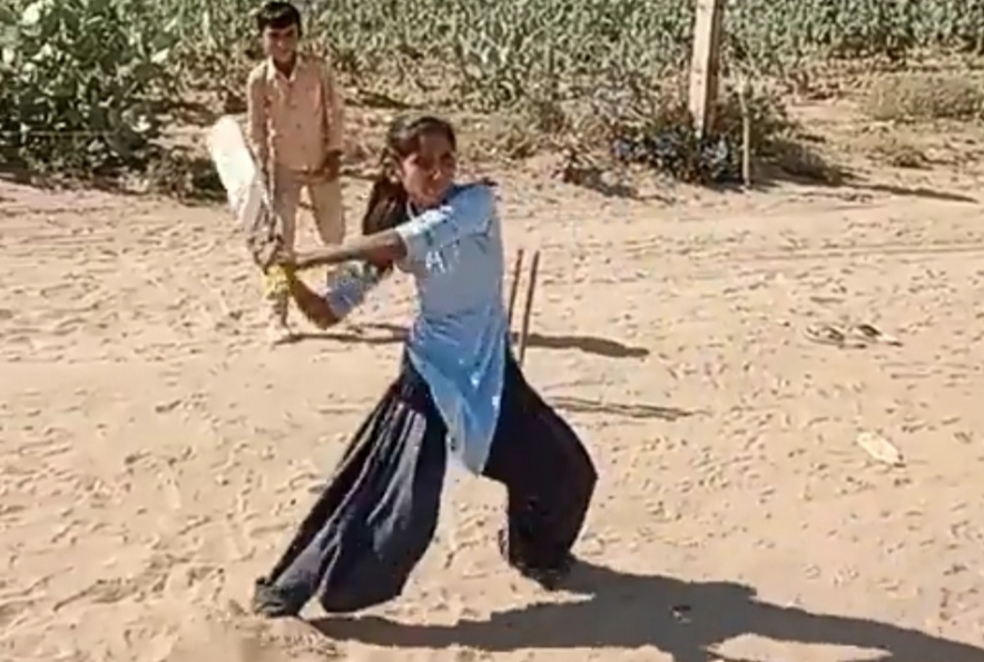 गांव की इस बेटी ने 34 सेकंड में की ऐसी बल्लेबाजी कि सोशल मीडिया पर छा गई, मचा दिया धमाल