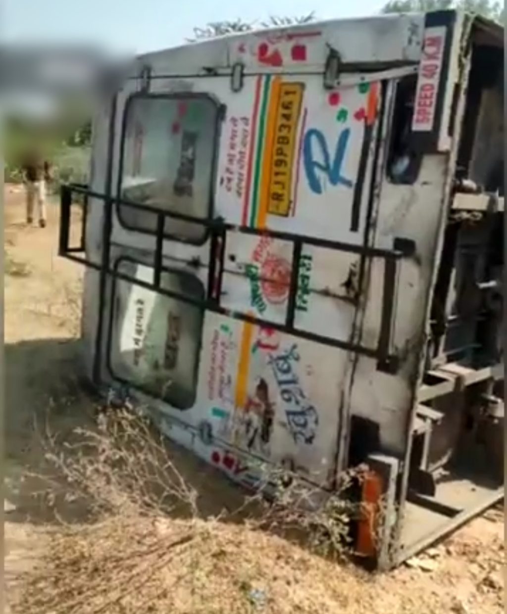 सिटी बस पलटी, एक यात्री की मौत, एक दर्जन घायल