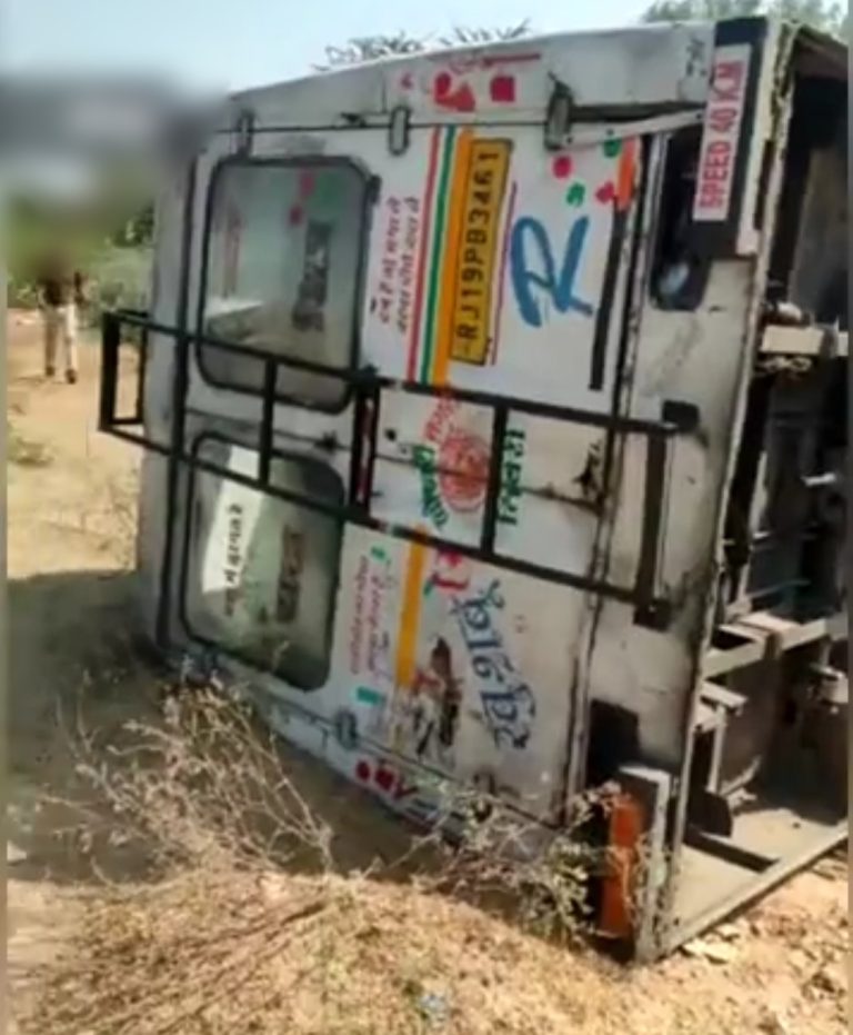 सिटी बस पलटी, एक यात्री की मौत, एक दर्जन घायल