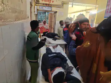 बस की टक्कर से 2 बाइक सवार 4 छात्र-छात्राएं घायल, पथराव में एएसपी सहित 10 पुलिसकर्मी चोटिल