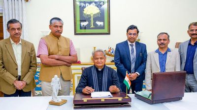 अब सवाल यह-वो ऑफिसर कौन, जिसकी गलती से गहलोत ने पढ़ दिया पुराना बजट भाषण? जानें