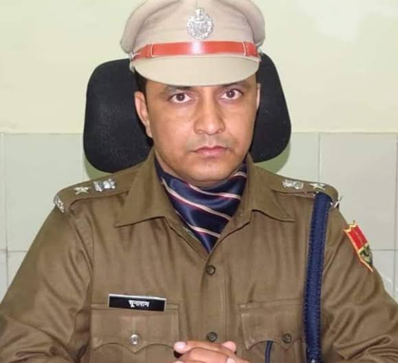 रात को साइकिल से गश्त पर निकले एसपी, गलियों से होते हुए अचानक पहुंच‌ गए थाने