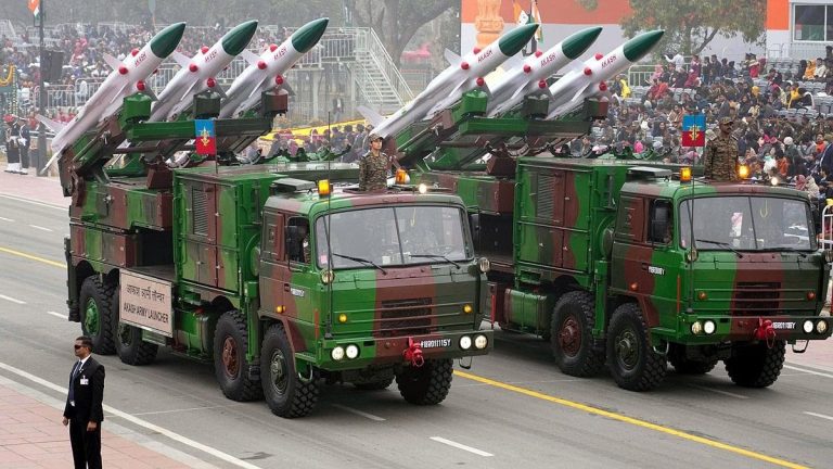 भारत ने पेश किया दुनिया का तीसरा सबसे बड़ा रक्षा बजट, पाकिस्तान से 14 गुना अधिक, चीन के मुकाबले जानें क्या है स्थिति