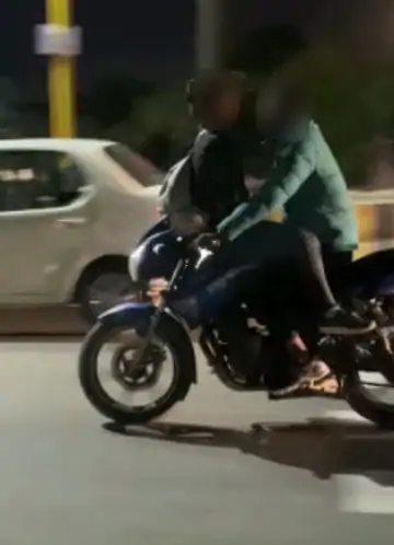 चलती बाइक पर युवक-युवती का रोमांस, पुलिस ने की यह कार्रवाई