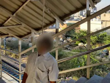 पत्नी से लड़कर घर से निकला और रेलवे स्टेशन पर रस्सी से लटक कर दे दी जान