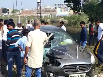 कार से भिड़ा ट्रक, ड्राइवर व एक महिला की मौत, देवरानी-जेठानी और दो ननद वृंदावन जा रही थीं दर्शन करने