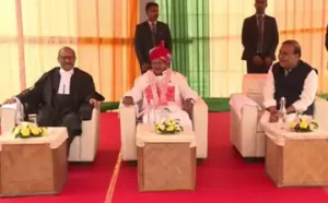 शपथ ग्रहण के बाद नवनियुक्त राज्यपाल गुलाबचंद कटारिया मुख्यमंत्री हिमंत बिस्वा से बातचीत करते हुए।