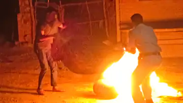 सिलेंडर में लगी आग को बुझा कर पुलिस ने बड़ा हादसा होने से रोका, घर में थे 40 लोग