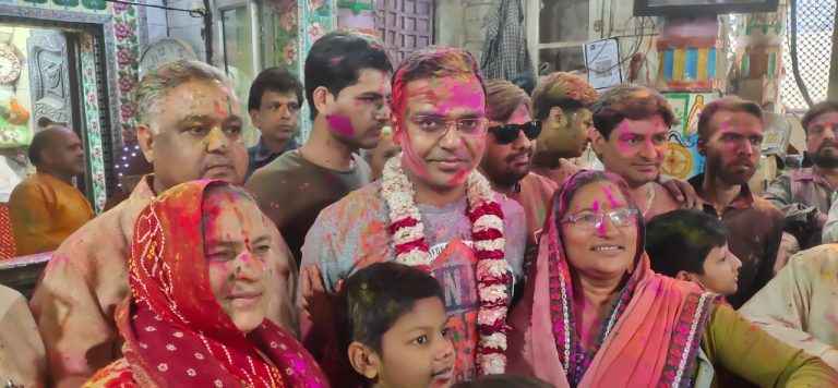 बूंदी के आराध्य चारभुजा नाथ मंदिर पर खूब जमा फागोत्सव का रंग, जिला कलक्टर डॉ. गोस्वामी ने भी की शिरकत